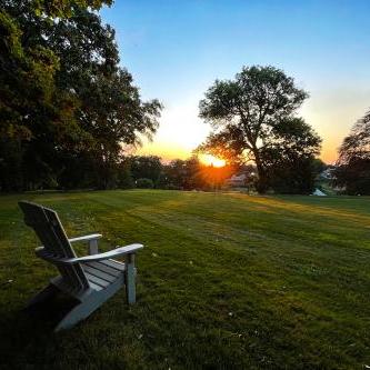 坐在草地上看日落的空椅子. 